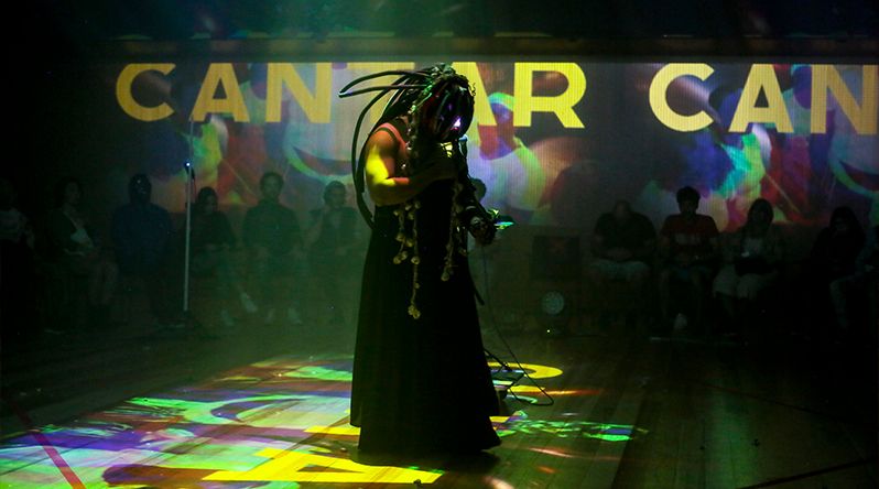 Djam Neguin apresenta performance Txabeta no Festival Internacional de Máscaras do Cariri