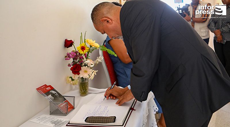 Presidente da UCID assina livro de condolências do Papa Francisco