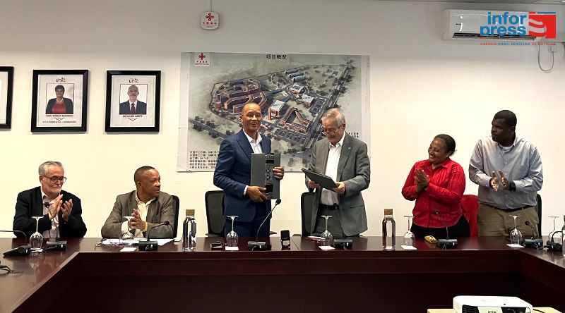 Uni-CV e Câmara de Santa Cruz assinam convénio com FUNCCET para reforçar transporte universitário