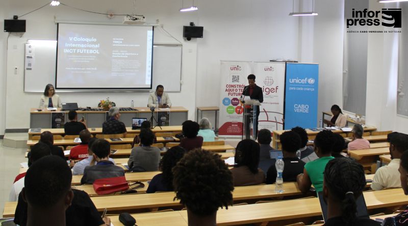 Pró-reitor da Uni-CV destaca futebol como fenómeno sociocultural durante colóquio internacional na Praia