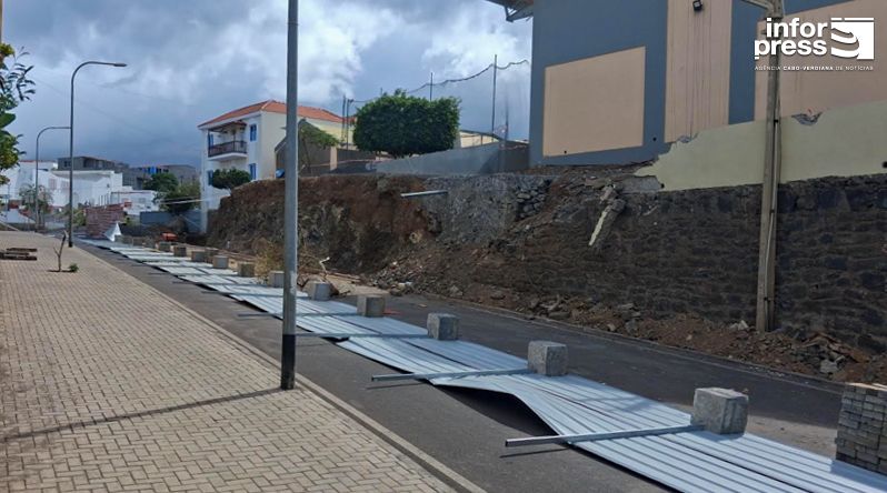 São Filipe: Queda de chapas de protecção de obras bloqueia trânsito na Avenida Amílcar Cabral