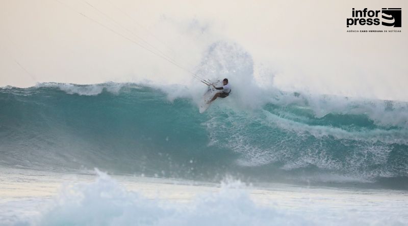 Mundial Kitesurf: Sebastian Ribeiro e James Carew vencem semifinais e dividem primeiro lugar da etapa do Sal