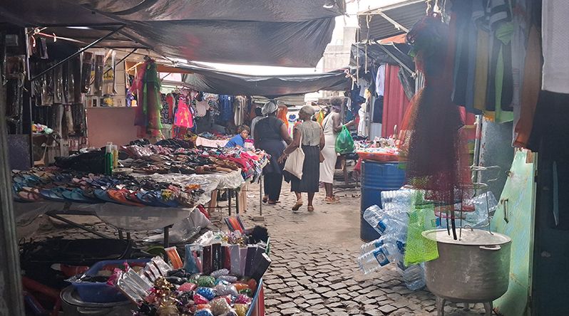 Santa Catarina: Vendedoras de roupas descontentes com realocação de vendedeiras de verduras