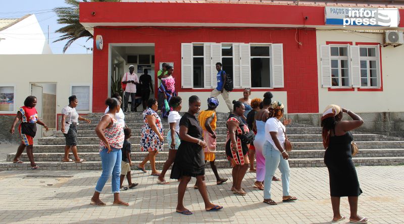 Boa Vista: Vendedeiras manifestam-se exigindo solução da câmara municipal para proibição de venda na rua (c/áudio)