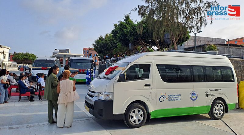 Santa Cruz recebe três viaturas doadas pelas Canárias para reforçar transporte escolar