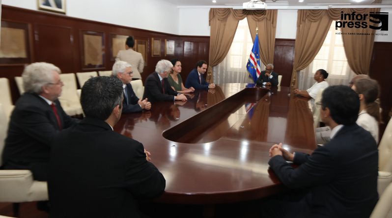 Universidade de Coimbra convida Presidente da República a aceitar medalha que o distingue pela sua trajetória