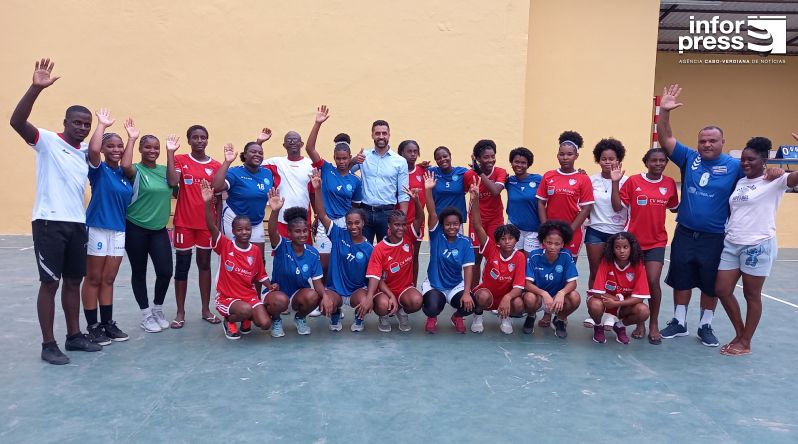  Futebol: Garridos de São Domingos recebe visita do ministro da Juventude e Desporto e pede requalificação do piso da placa desportiva