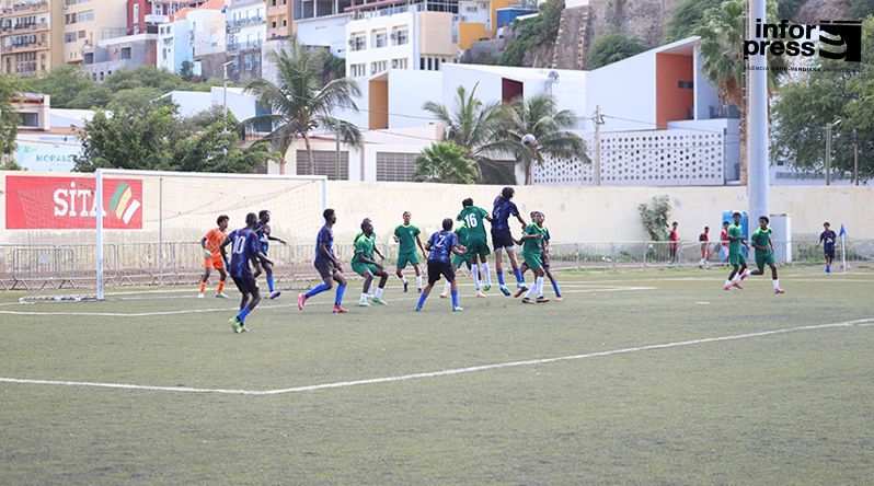 Futebol: Escola Vitória do Maio vence EPIF (2-1) na abertura do nacional sub-17