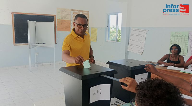 Autárquicas 2024/São Filipe: Nuías Silva votou na escola de Terra Branca depois das 11 horas convicto num resultado histórico 