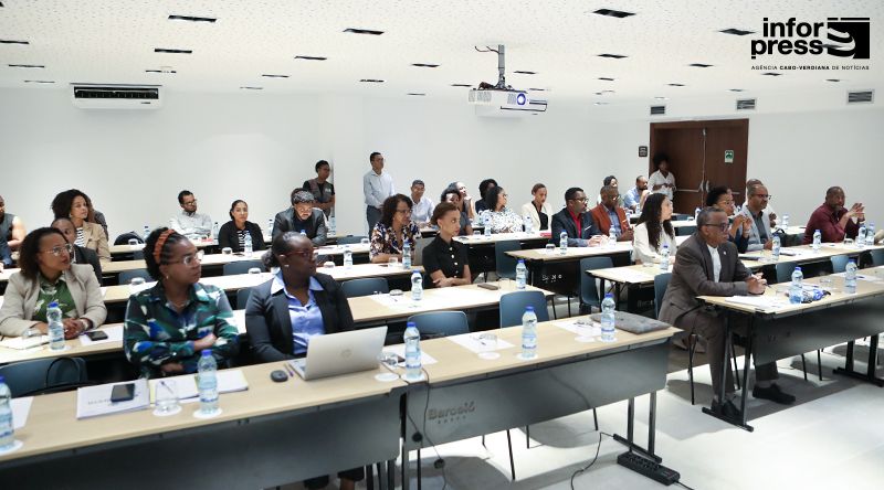 Dirigentes e técnicos da Administração Pública reforçam competências em gestão de recursos humanos