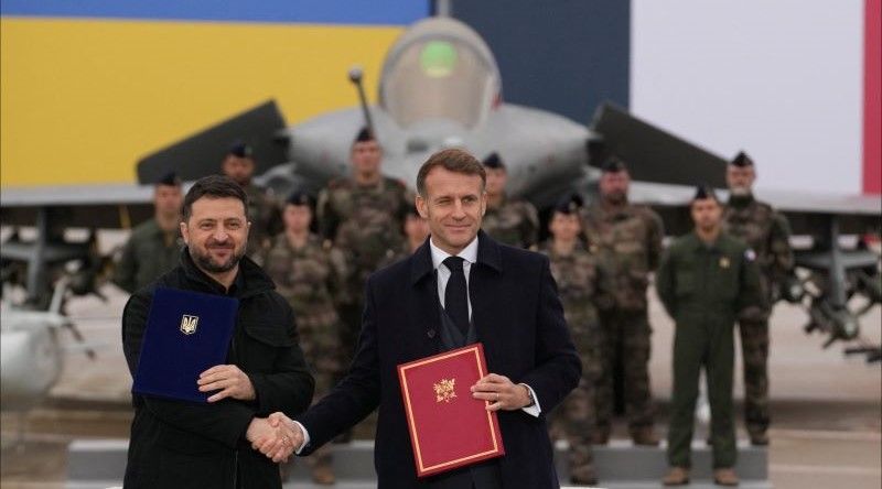 Zelensky assina em França contrato de compra de aviões de combate Rafale