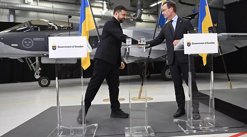 Zelensky assina acordo para a compra de até 150 caças Gripen suecos