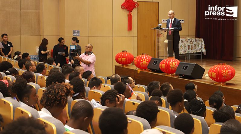 Embaixador da China em Cabo Verde destaca cooperação cultural e educativa no concurso “Ponte Chinesa” na Uni-CV