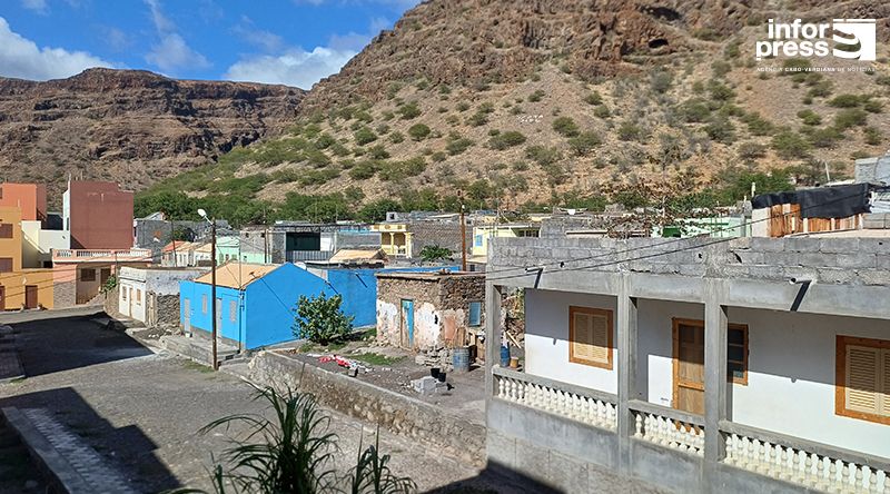 São Nicolau: Moradores de Compedrada reclamam falta de um parque infantil e problemas de iluminação pública