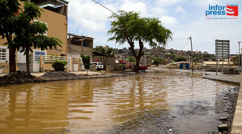 Acumulação de água da chuva na estrada preocupa moradores em Calabaceira