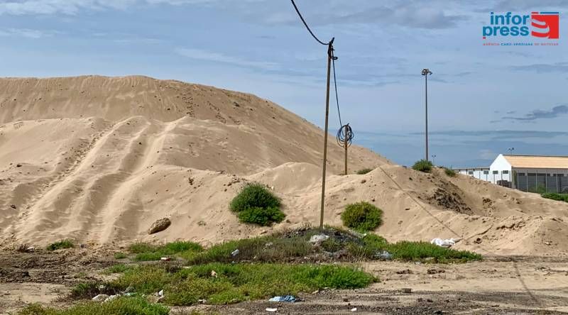 Maio: Areia acumulada na praia de Bixi Rotxa continua a espera de reassentamento