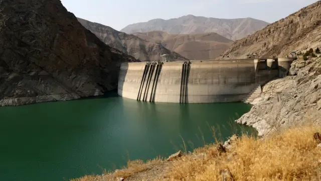 Reservatórios de água que abastecem segunda maior cidade do Irão quase vazios