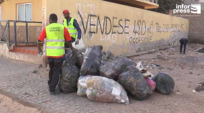 Ilha do Sal: Autarquia promove campanha de limpeza em Santa Maria visando mudanças de mentalidade