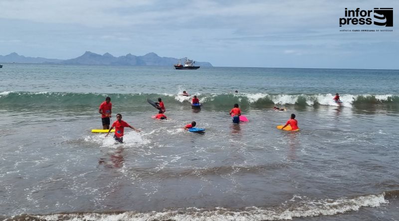 Porto Novo: Praia de Armazém recebe campeonato regional de bodyboard júnior
