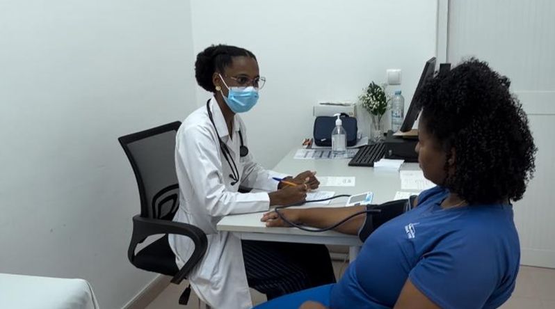 Estigma e receio ainda afastam jovens do rastreio das infecções sexualmente transmissíveis – médica