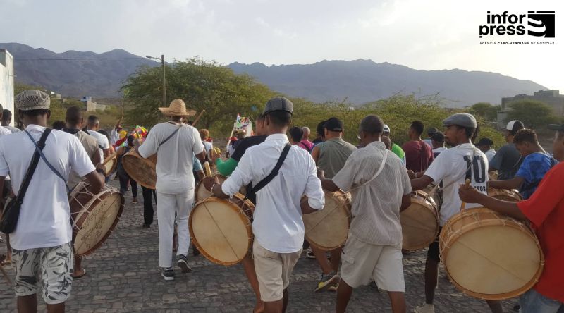 Porto Novo/São João: Desfile de tamboreiros marca arranque da feira agropecuária de Santo Antão