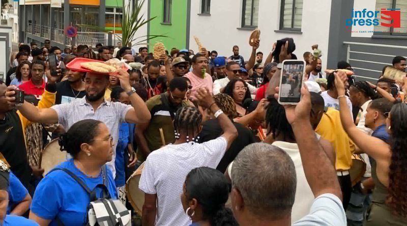 Brava: Tradicional cortejo de entrega de ofertas ao mastro de São João junta dezenas de devotos