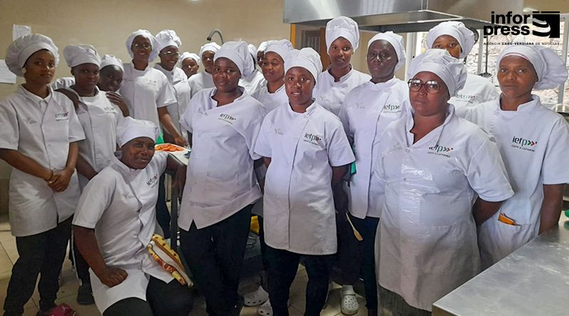 Santa Catarina: Mulheres do curso de culinária e pastelaria veem nesta área uma porta para a independência financeira