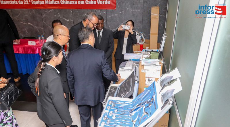 China formaliza doação de 40 mil euros em equipamento médico a Cabo Verde no âmbito dos 50 anos de relações diplomáticas