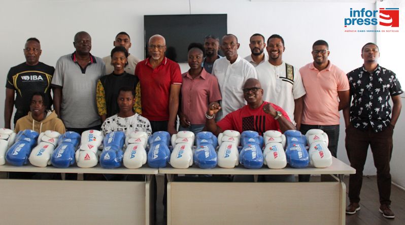 Boxe: Jovens atletas da Praia recebem primeiras luvas da AIBB e ganham impulso na formação