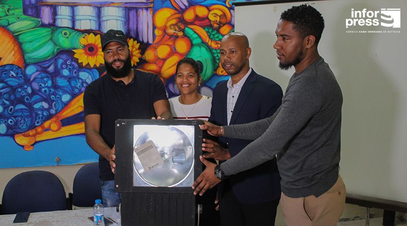Futebol/São Nicolau: Associação entrega projectores para iluminação de estádio Di Deus e campos de treino