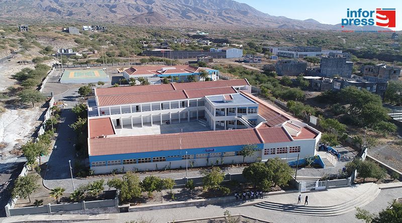 Porto Novo: Encontros com pessoal dirigente e com pais e encarregados de educação marcam visita do ministro da Educação