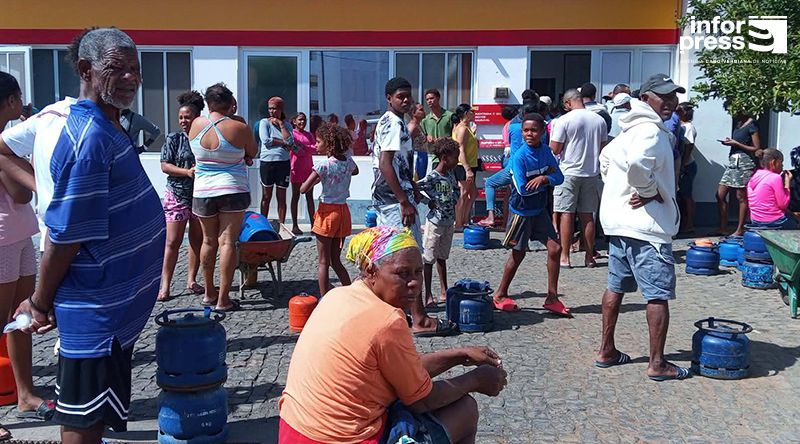 São Nicolau: Falta de gás butano no mercado provoca aglomeração de pessoas junto aos postos de venda