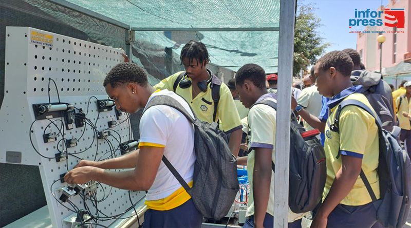 Santa Catarina: Escolas Secundárias realizam feira das profissões para orientar alunos sobre futuras escolhas 