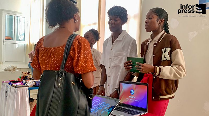 Maio: Alunos do 12.º ano realizam feira para alertar sobre a saúde mental dos jovens