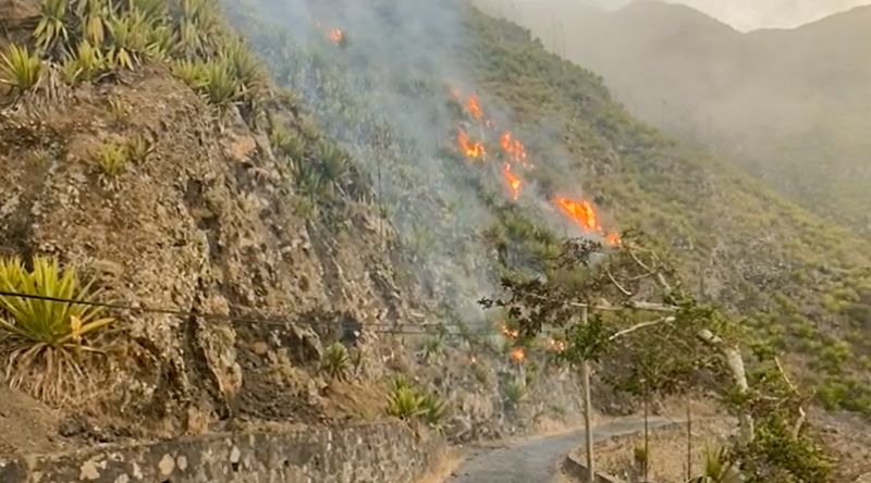 Fogo: Incêndio que deflagrou em Cova Matinho continua activo 
