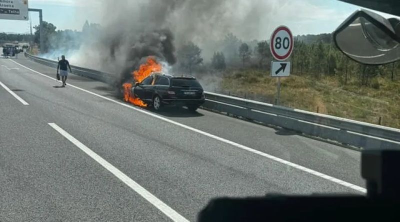 Viatura de transporte de pães incendeia-se na Praia e agrava congestionamento rodoviário