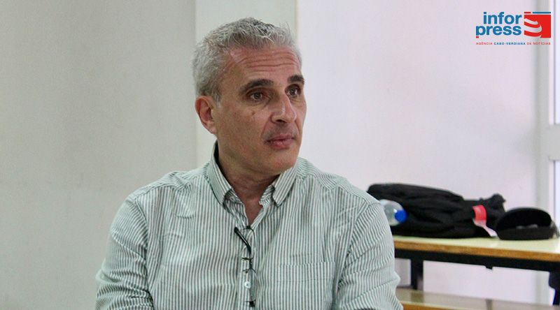 Maio: Investigador defende regulação da IA para minimizar impactos negativos na sociedade