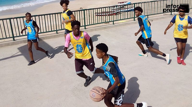 Maio: Escola DjarmaiBasket em intercâmbio com jovens da ilha de Santiago no âmbito do programa Mobjovem