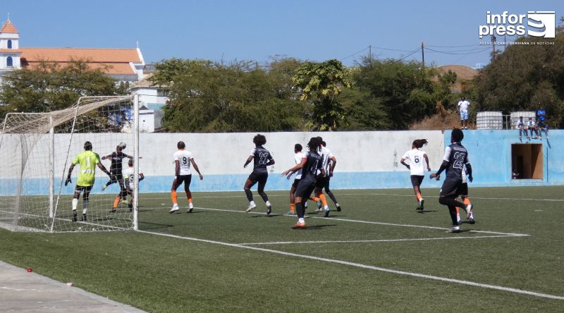 Futebol/Fogo: Académica perde (1-2) com Valência e é ultrapassada pelo Botafogo 