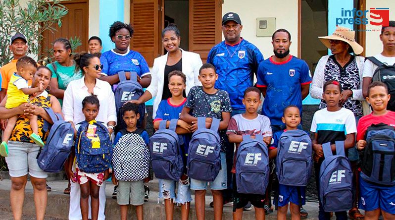 Porto Novo: Alunos da Ribeira da Cruz e Chã de Branquinho recebem kits escolares da edilidade