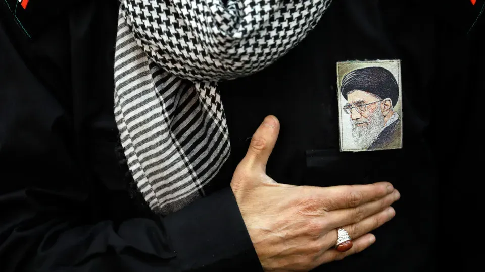 Irão decreta 40 dias de luto e sete feriados pela morte de Ali Khamenei