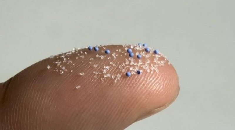Pastilha elástica liberta microplásticos na saliva e no ambiente quando deitada fora