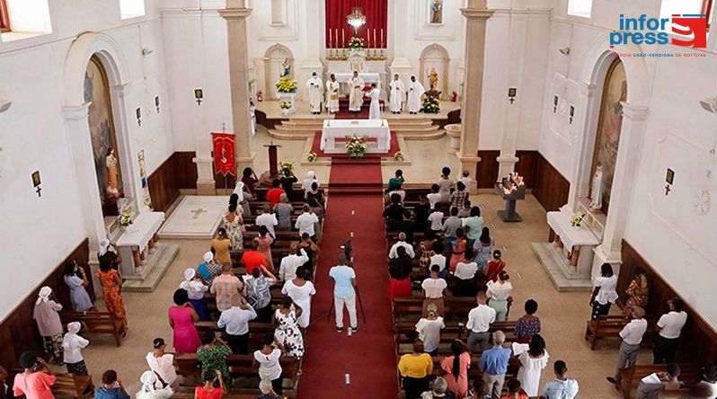 Praia celebra hoje a santa padroeira Nossa Senhora da Graça