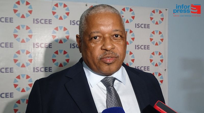 ISCEE lança primeira edição da revista universitária de investigação denominada "REUNI"