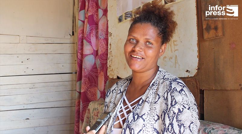 REPORTAGEM: Projecto de instalação de painéis solares em casas de lata leva luz e incentiva meninas a estudar (c/vídeo)