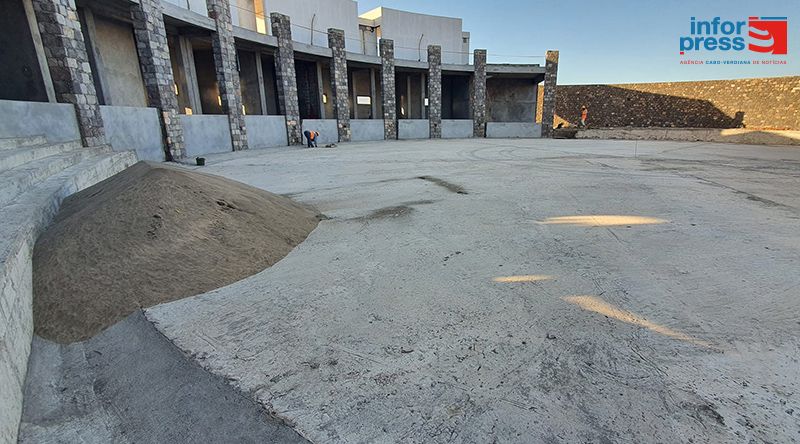 Porto Novo: Arena para o voleibol e ténis de praia começa a tomar forma com lançamento dos primeiros camiões de areia