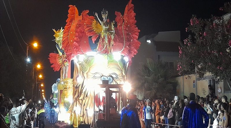 Carnaval/Sal: Gaviões e Patchê Parloa levam “verdadeiro show” de cores, brilho e animação à avenida 13 Janeiro