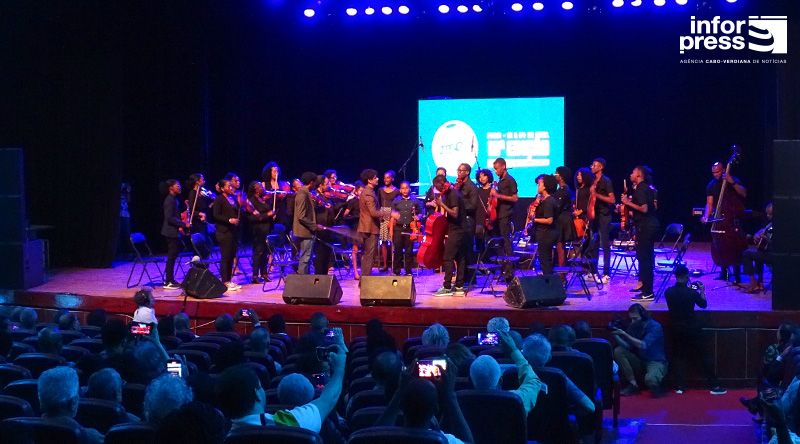 Orquestra da Academia Cesária Évora aclamada na abertura do AME 2024 - organização alerta para necessidade de palcos maiores