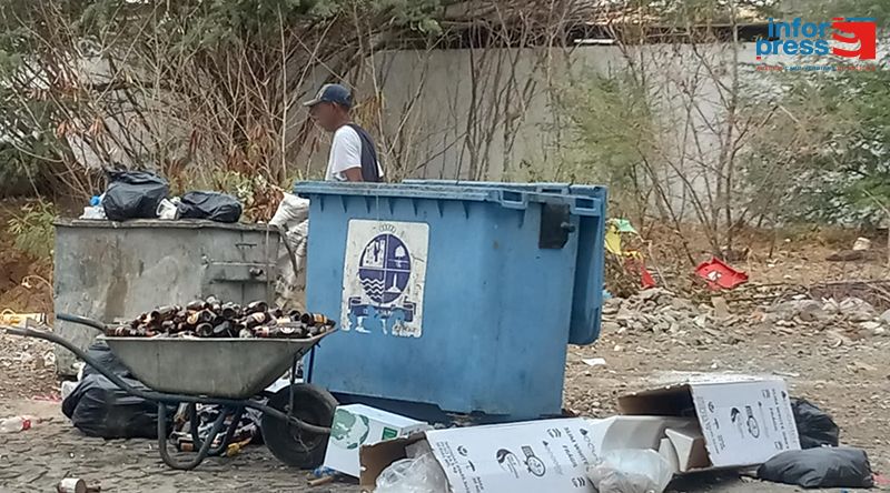 Praia: Catadores de lixo nos contentores reclamam apoio e materiais de higiene para uma vida saudável