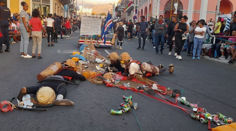 Carnaval/São Vicente: Pesca responsável, ambiente saudável e independência nacional marcam Carnaval espontâneo